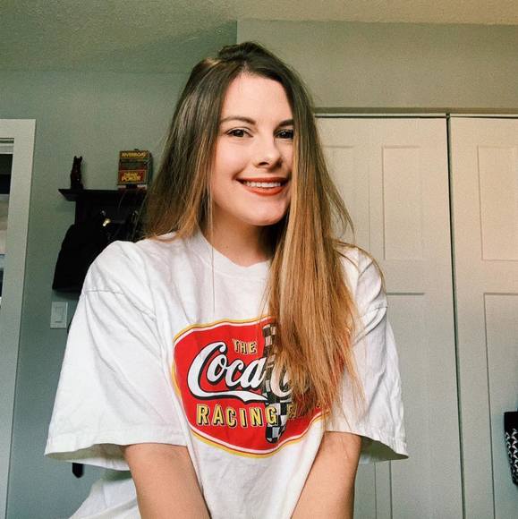 Meet your Posher, Alyssa - Picture 1 of 1